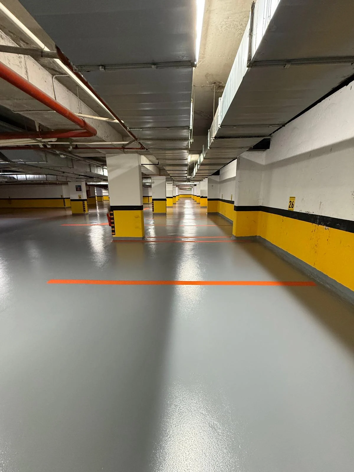 Endüstriyel makine hattı çevresinde epoksi beton yer kaplama