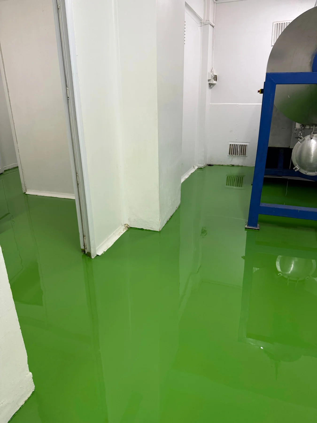 Makine odasında yeşil renkli parlak epoksi beton kaplama
